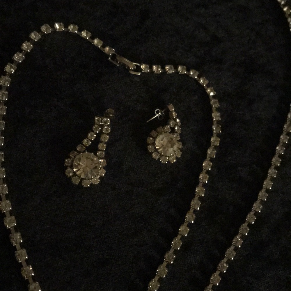 Dazzling earrings and “diamond” chain set